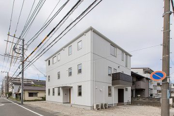 アジアンテイストの木造３階建て住宅