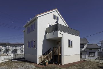 小屋裏収納＋基礎蔵で抜群の収納力 赤い屋根の家